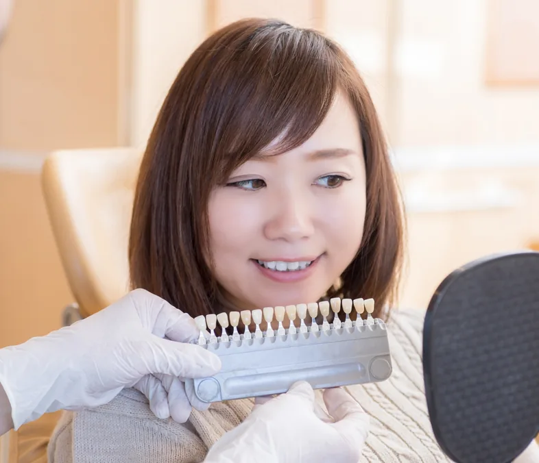 シェードガイドで歯の色を確認する様子（イメージ）