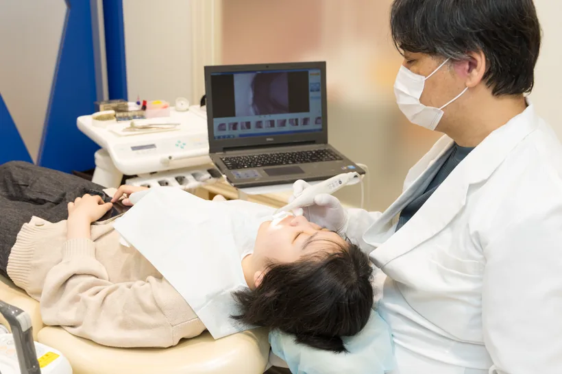 モニターで確認しながら進める診療の様子