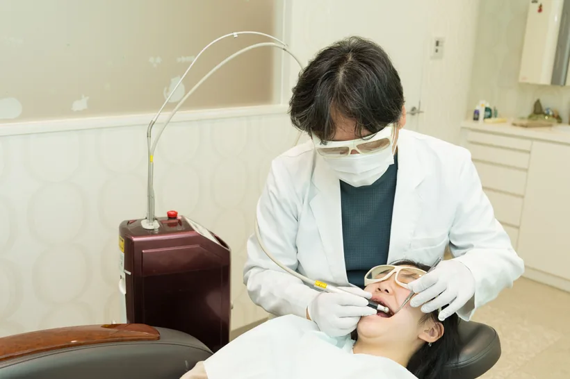 歯科用レーザーによる処置の様子