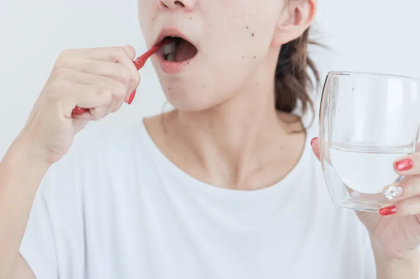 歯磨きをする女性（イメージ）